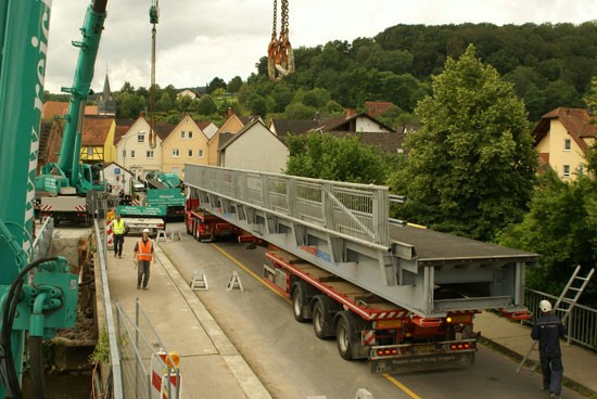 Reichert Autokrane setzen Behelfsbrücke in Obernburg