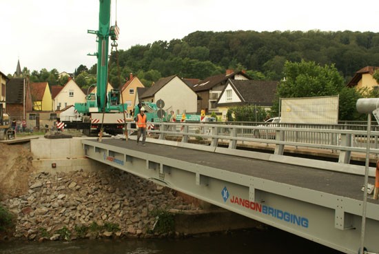 Reichert Autokrane setzen Behelfsbrücke in Obernburg